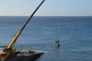 Una grúa de 80 metros trabaja en la reparación del Neptuno en Melenara/TA.